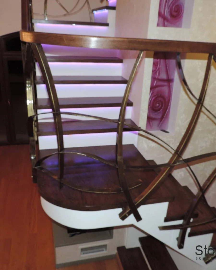 Ciemne stopnie i zakończenie kutej balustrady, widok z dołu na bieg z fioletową poświatą LED — Sanok