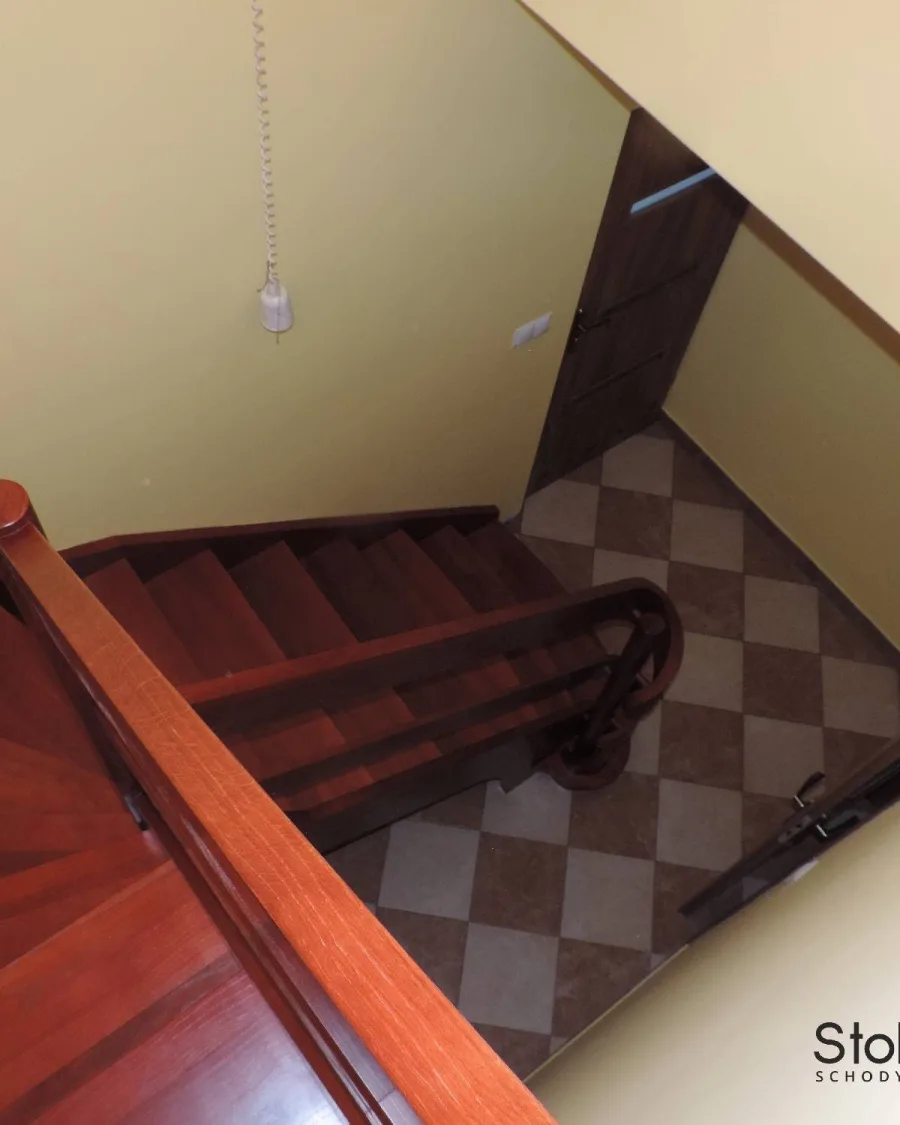 Widok z góry na zabiegi i giętą wstęgę drewnianej balustrady krętych schodów — Sanok