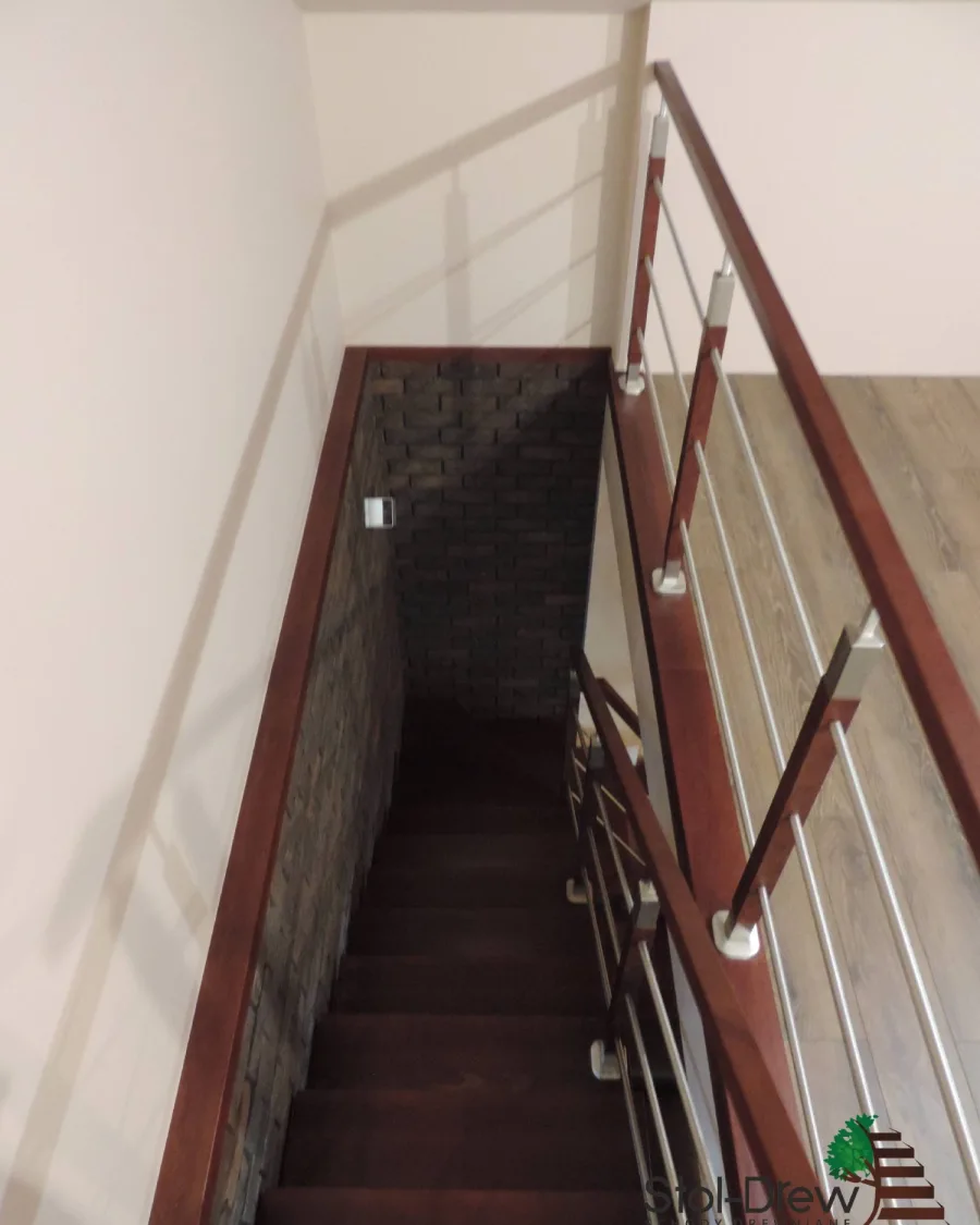 Bieg i rurki balustrady zamocowane do słupków, ujęcie z góry wzdłuż otworu — Brzozów