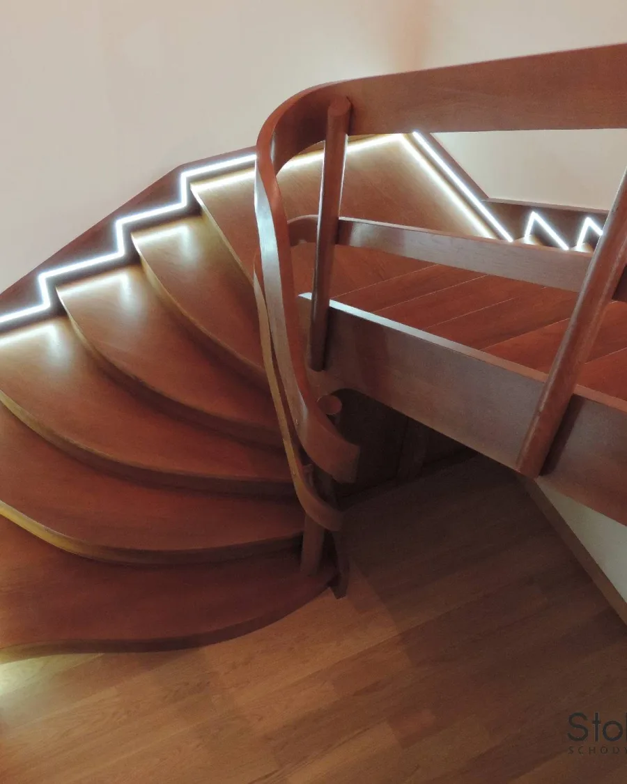 Zbliżenie na zabiegi z liniami światła LED wzdłuż wangi i drewnianą wstęgą balustrady — Zagórz