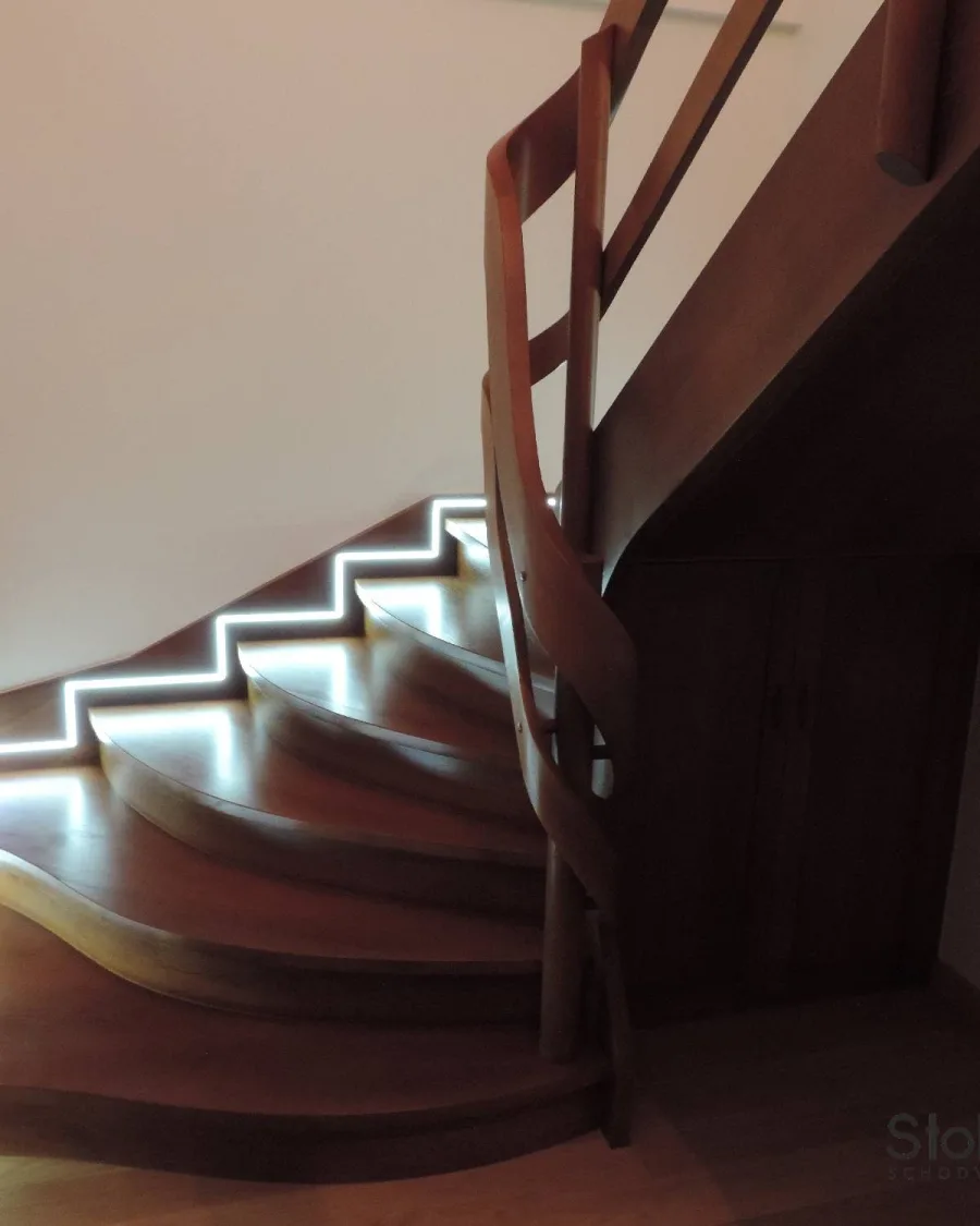Zabiegi widziane z boku, w tle ciemny podest i drewniana balustrada na górnym biegu — Zagórz