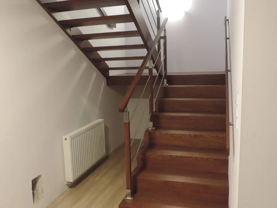 Schody samonośne z dębu, balustrada ze stali nierdzewnej