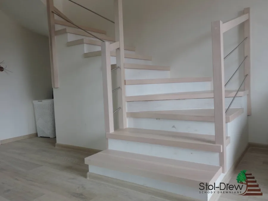 Schody na beton z jesionu, balustrada ze stali nierdzewnej