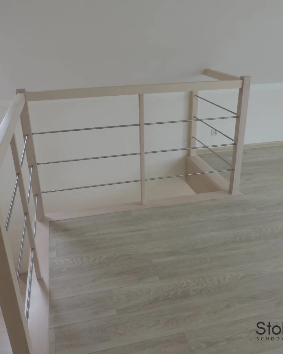 Balustrada na piętrze przy otworze schodowym, drewniane słupki i trzy poziome rurki stalowe — Sanok