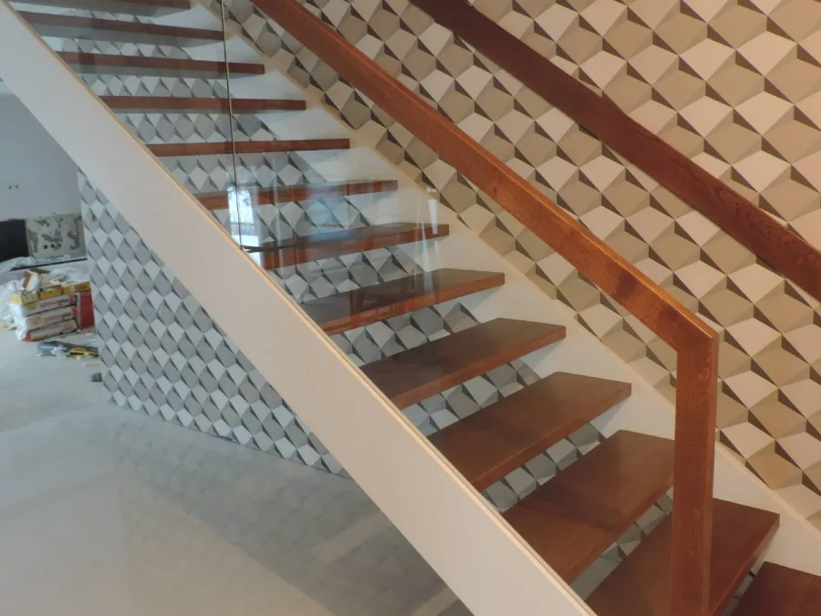 Schody samonośne z dębu, szklana balustrada