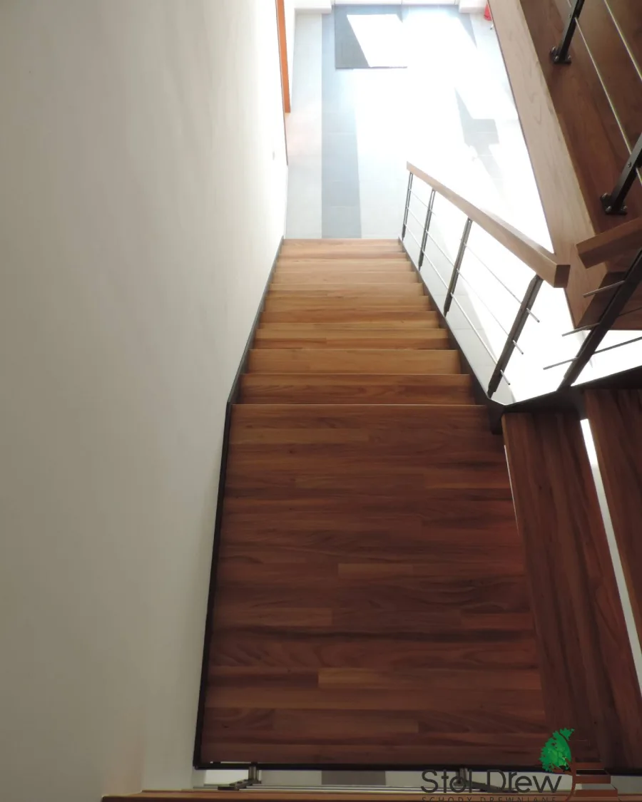 Widok z góry na czereśniowe stopnie i balustradę z rurek przy otworze schodowym — Sanok