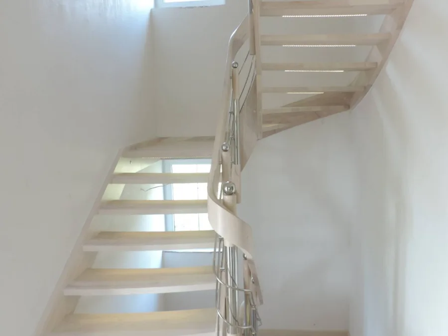 Schody samonośne z jesionu, balustrada ze stali nierdzewnej