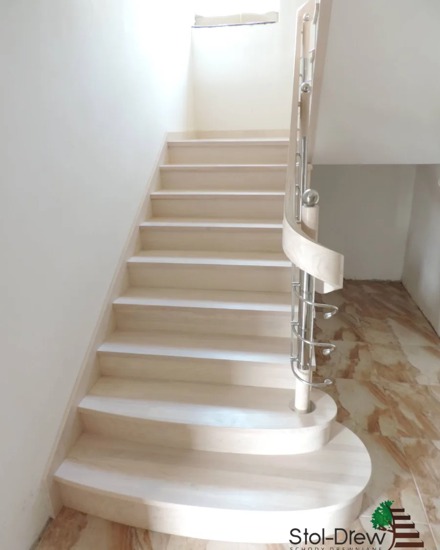 Prosty bieg zabielanych schodów z jesionu z zaokrąglonym pierwszym stopniem i balustradą z rurek — Jasło