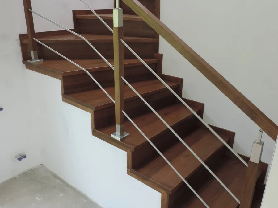 Schody na beton z dębu, balustrada ze stali nierdzewnej