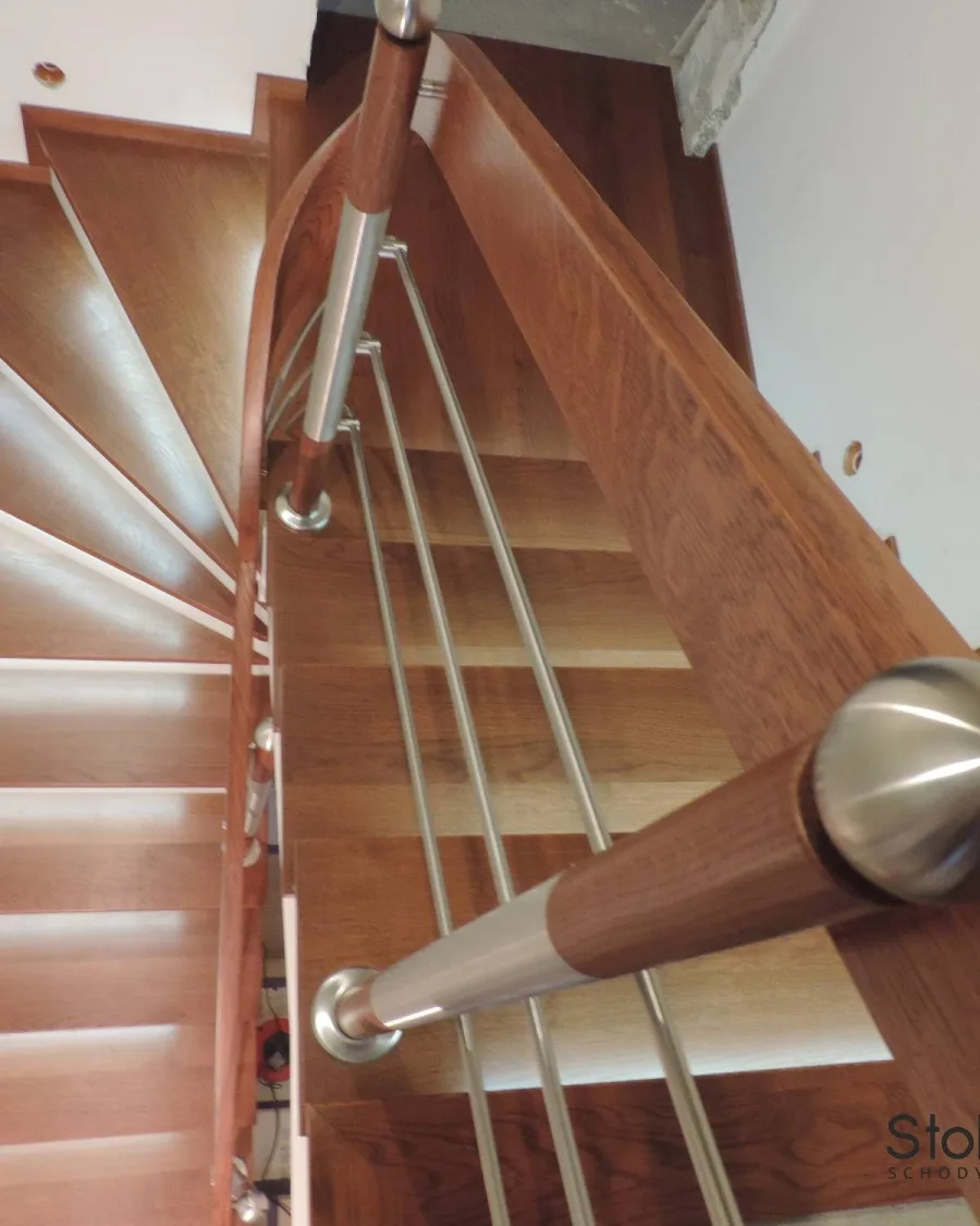 Zbliżenie na zakończenie pochwytu ze stalową kulą i poziomymi rurkami balustrady — Krosno