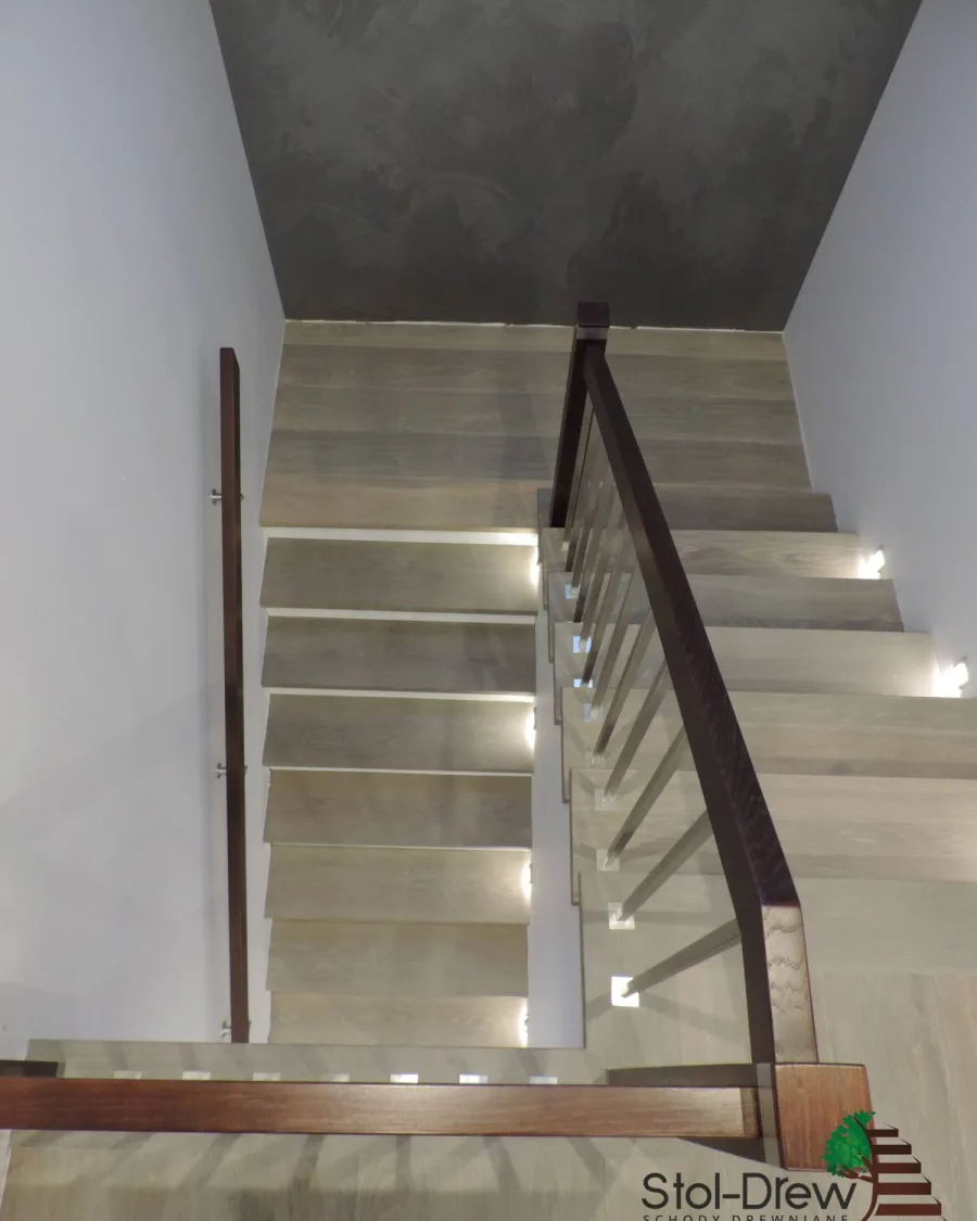 Pochwyt i pręty balustrady z góry po prawej stronie biegu, po lewej drugi pochwyt na ścianie — Strzyżów