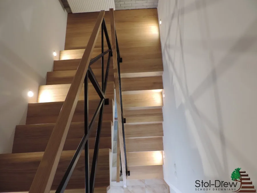 Schody na beton z dębu, balustrada z czarnej stali