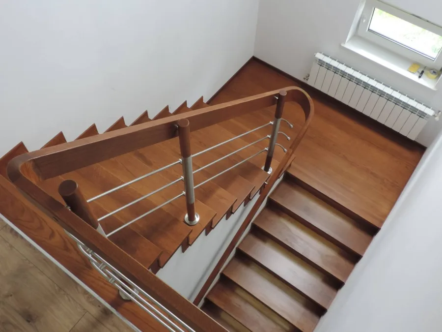 Schody na beton z dębu, balustrada ze stali nierdzewnej
