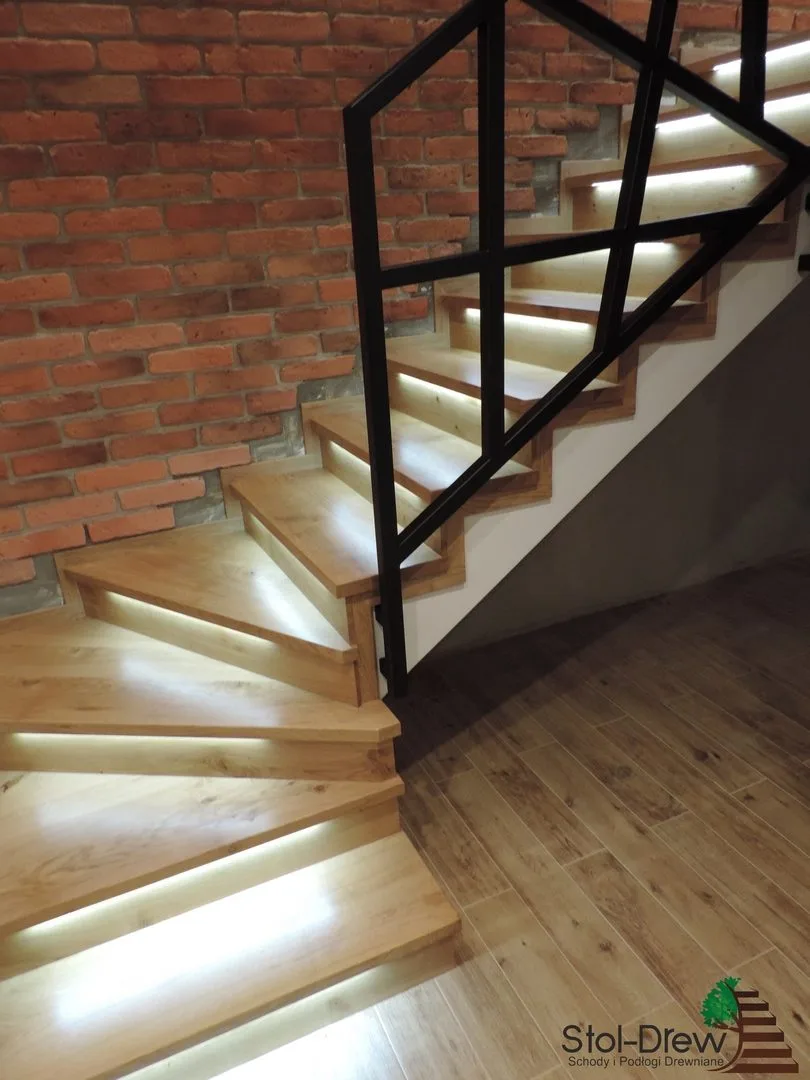 Pionowy kadr na zakręt biegu z diodami w stopniach i czarną kratownicą stalowej balustrady — Przemyśl
