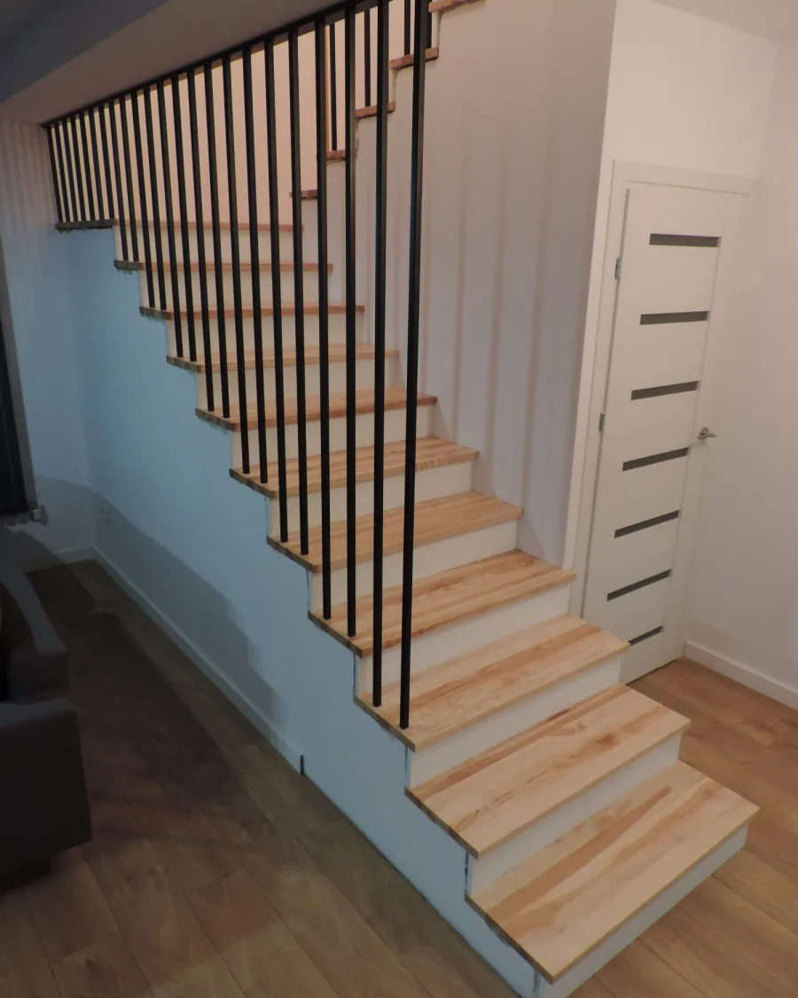 Schody na beton z jesionu, balustrada z czarnej stali