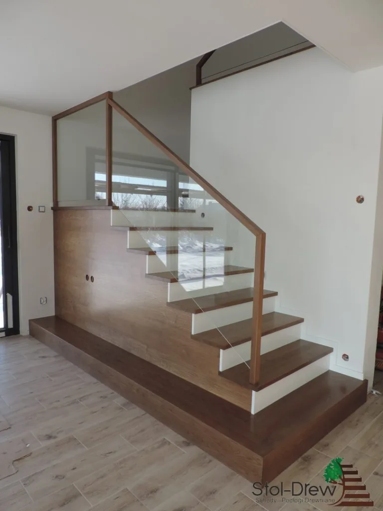 Schody na beton z dębu, szklana balustrada