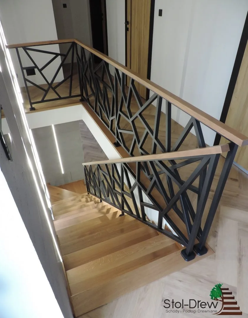 Schody na beton z dębu, balustrada z czarnej stali