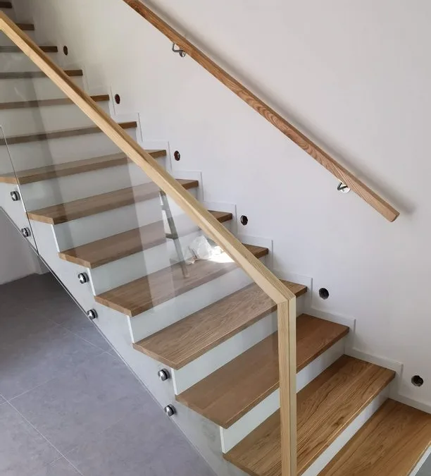 Schody na beton z dębu, szklana balustrada