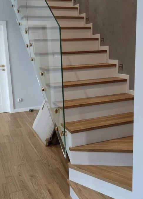 Schody na beton z dębu, szklana balustrada