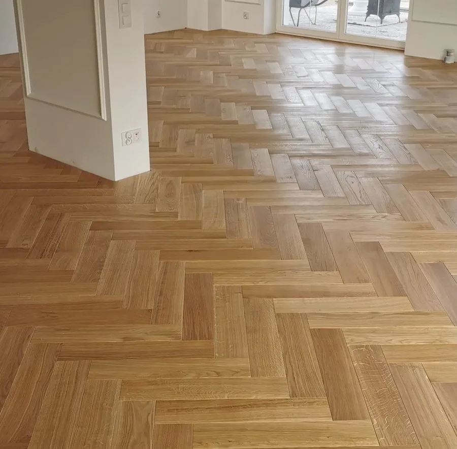 Parkiet dębowy w jodełkę w salonie z oknami tarasowymi — Tarnów