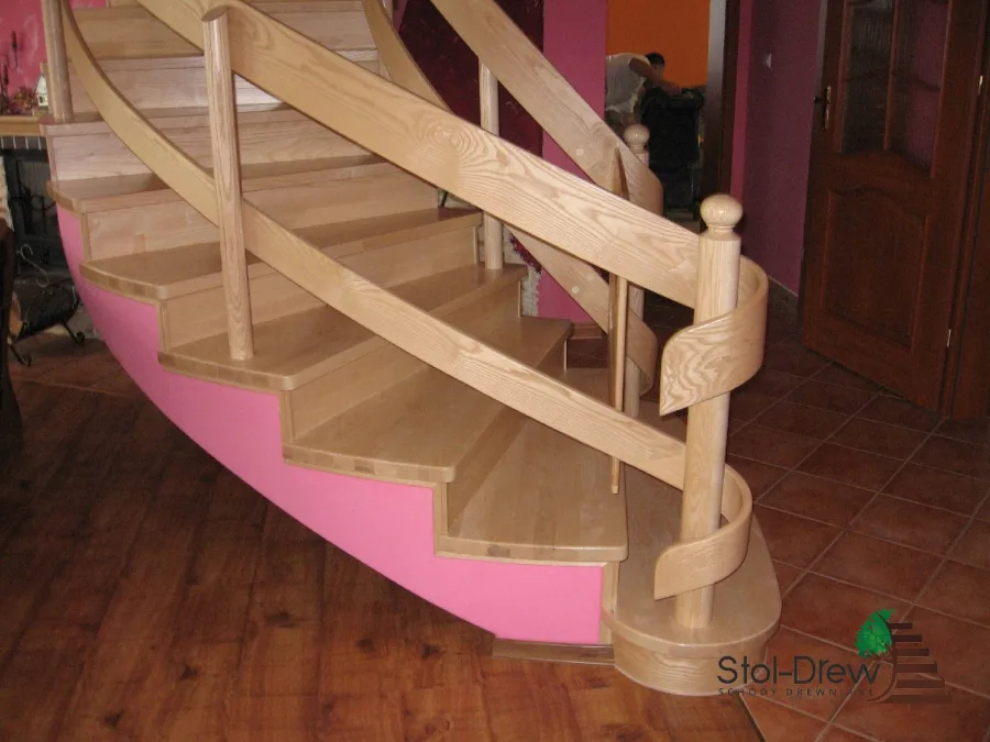 Schody na beton z jesionu, drewniana balustrada